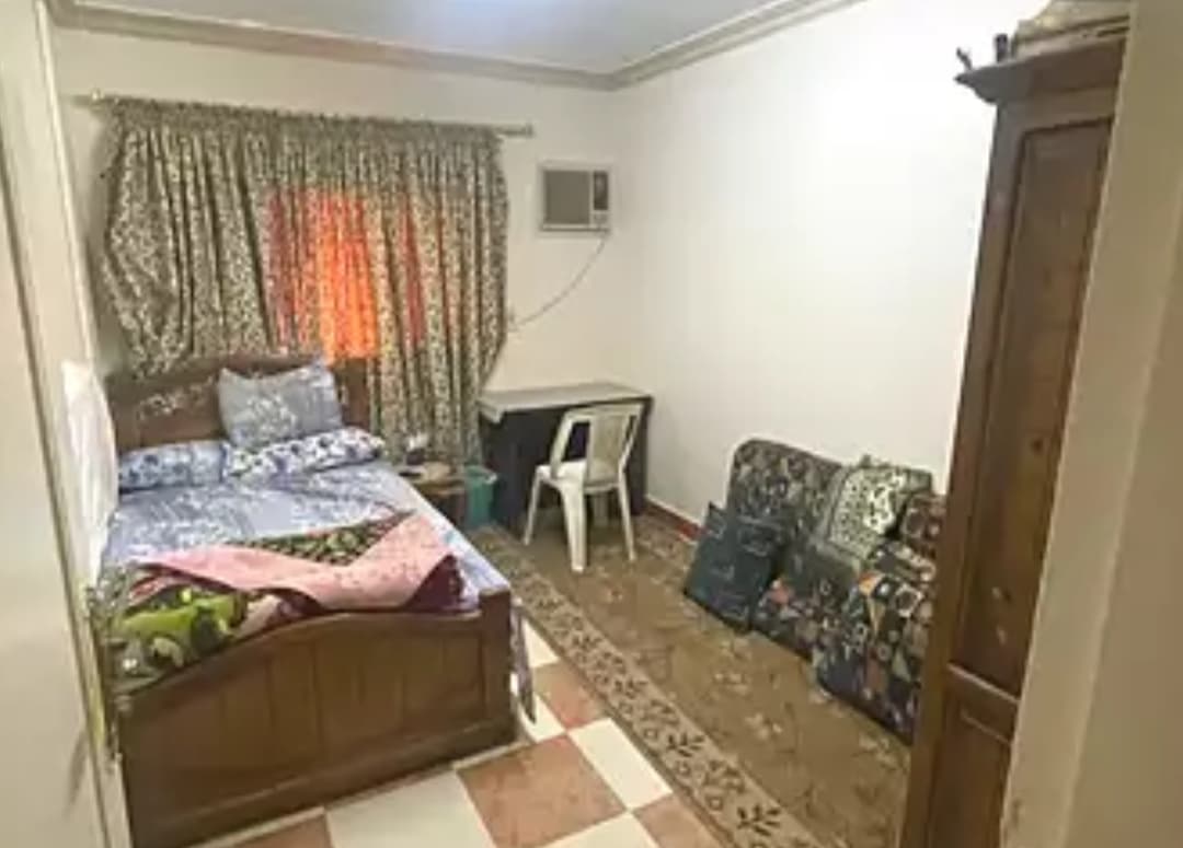 غرفة مفروشة لموظفة في المصيف