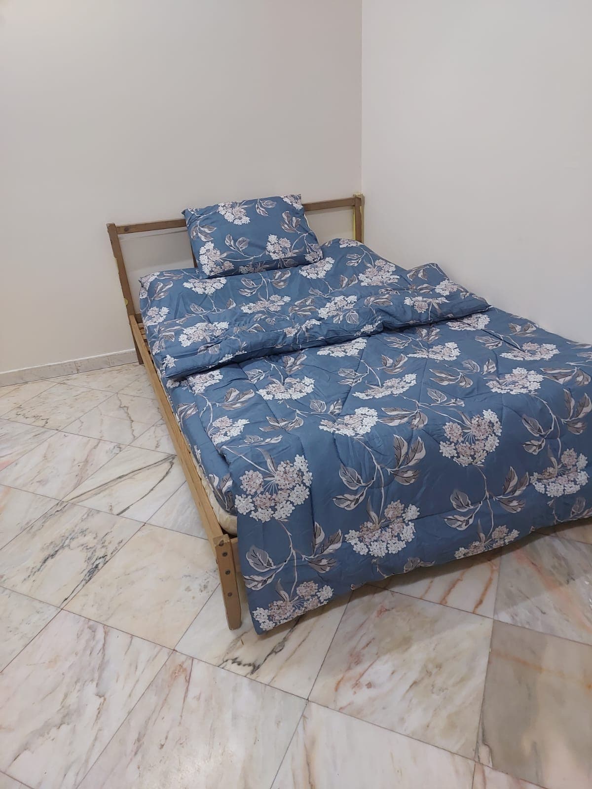 غرفة مفروشة في سكن بنات بالحمرا 1