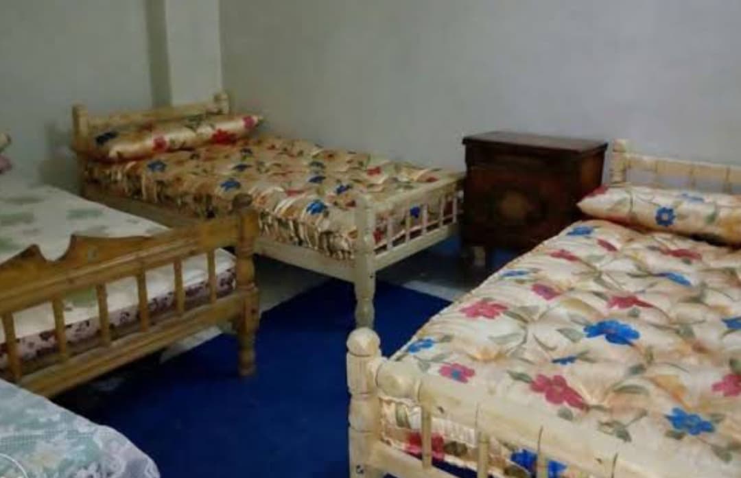 غرفة في سكن عمال بحي المصيف 1